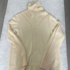 100% lana White sweater, size L, new without tag.